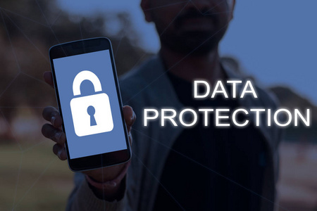 网络安全和数据保护概念，一个人显示带有锁符号的智能手机屏幕。