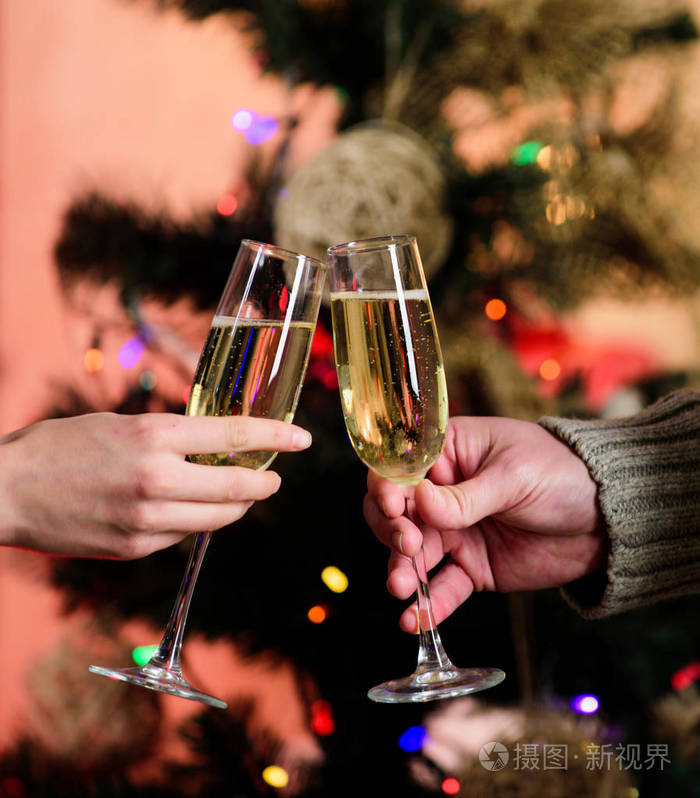 酒精饮料玩得开心干杯一杯香槟香槟酒杯杯装起泡酒或香槟干杯概念新年