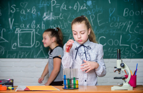 工作中的科学家。实验室中的科学实验。生物课。回到学校。实验室里的小女孩。显微镜。化学研究。儿童使用显微镜。科学家用显微镜工作