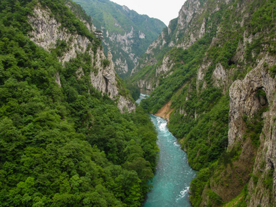 从黑山发电厂大坝看到皮瓦河峡谷