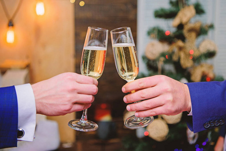 男士手正装手持香槟酒杯.干杯概念.新年公司聚会.香槟派对.