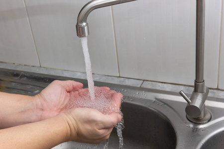 双手泡沫图片-双手泡沫素材-双手泡沫插画-摄图新视界