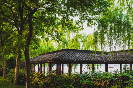 西城公园树木间的中国传统建筑