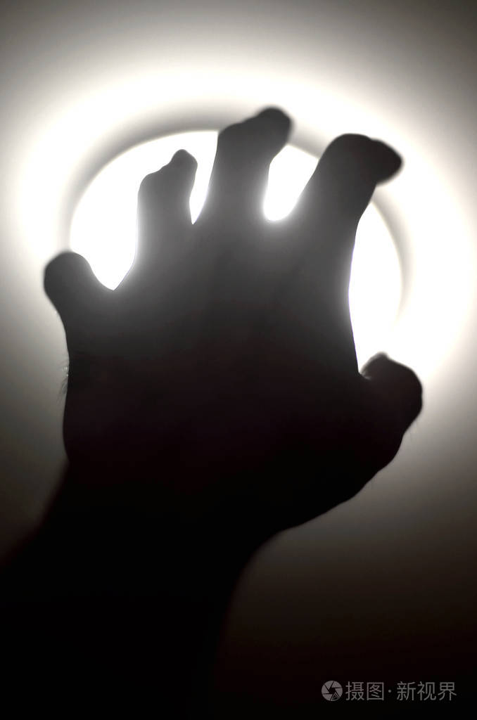 手伸到光的轮廓,需要帮助照片-正版商用图片278pas-摄图新视界