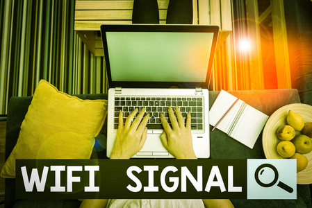 显示Wifi信号的文本标志。概念照片提供无线高速互联网和网络连接女性笔记本电脑办公用品内的技术设备。