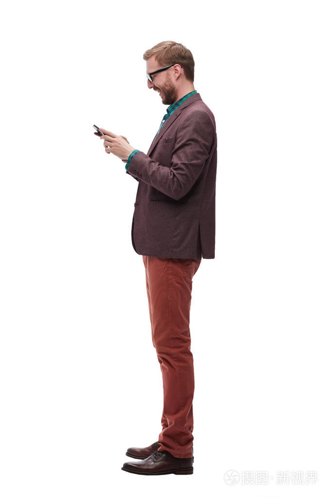 侧视图年轻人在智能手机上读短信