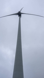 风力涡轮机发电。瑞典中部春天。