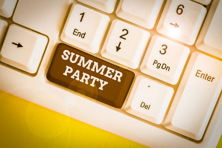 显示夏季聚会的文字标牌。概念照片社交聚会在夏季或学校休息时举行白色电脑键盘，白色背景上有空白便笺键复制空间。