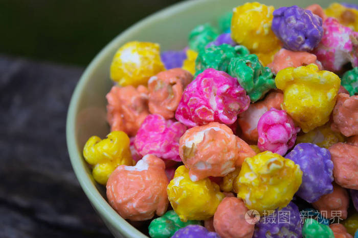 碗里放着一大堆彩虹色的爆米花