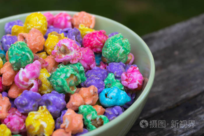 一个装满彩虹爆米花的蓝色碗