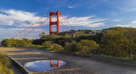 旧金山金门大桥在马林岬角加利福尼亚州的全景反映在一个水坑雨后