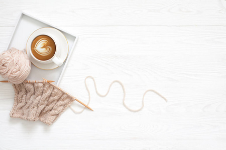 一杯咖啡，在冬日编织温暖的羊毛衫