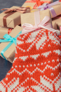 用节日红袜子包装圣诞礼物。复古照片