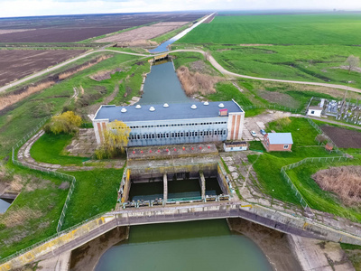 稻田灌溉系统水泵站。视图