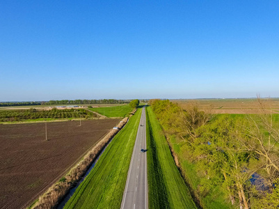 道路路线。从上面俯瞰乡村地区的一条双车道公路