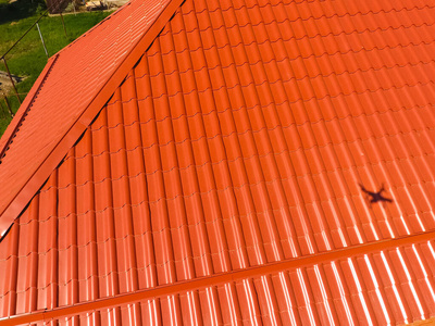 橙色金属屋顶的房子，俯视图。金属教授