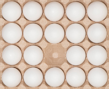 箱鸡蛋白鸡蛋在纸箱里.照片