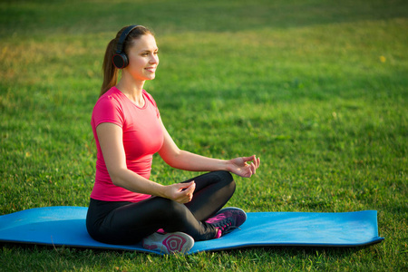 瑜伽 身体 成人 训练 公园 女孩 女士 耳机 冥想 音乐