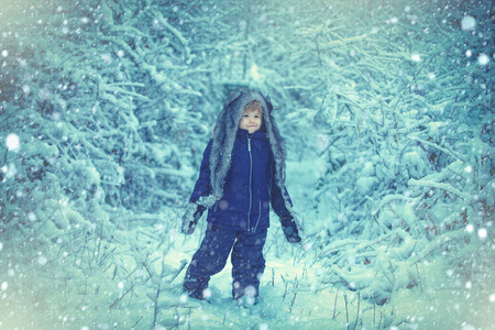 冬天雪蓝色调。在乡下过冬。孩子们冬天穿的衣服。冬天的森林里，孩子们在雪地里玩耍。冬季儿童善良与童年的概念。