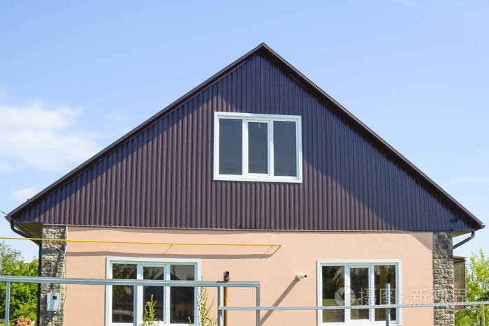 房屋上瓦楞纸板的屋顶