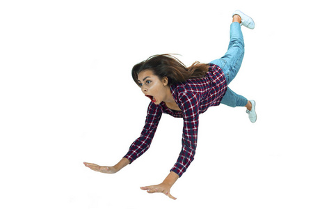 坠落前一秒——年轻女孩摔倒时情绪和表情都很鲜明照片