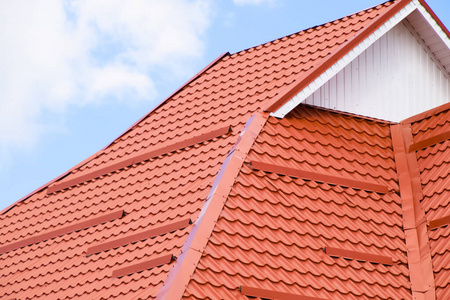 红橙色波纹板屋顶