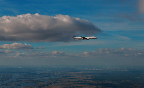 在云层上空巡航的客机图片