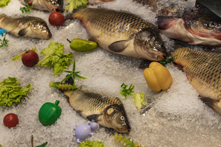 冷冻鱼在冰箱冰产品商场柜台食品背景图片