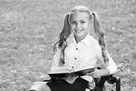 学习语言。可爱的微笑的小孩拿着书。可爱的小女生。学校教育理念。可爱的小书虫。知识日。准备上课了。中学生
