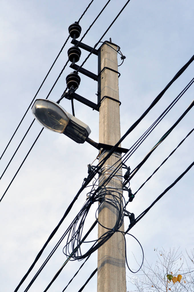 路灯灯杆灯杆和电线顶着天空