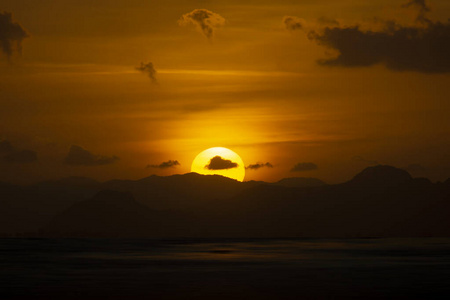 湖边的夕阳天空乌云密布。