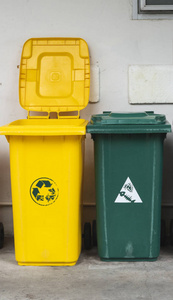 收集回收材料的垃圾桶。垃圾分类垃圾桶。垃圾分类收集食物垃圾，塑料，纸张和危险废物。回收。环境。