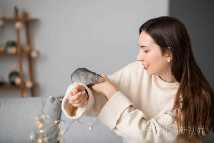 家里养着可爱老鼠的年轻女人