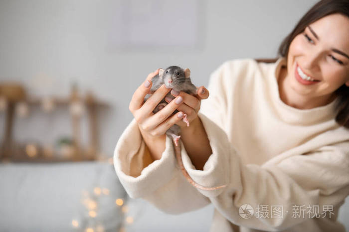 家里养着可爱老鼠的年轻女人