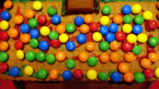 自制姜饼屋屋顶上的五颜六色的小巧克力