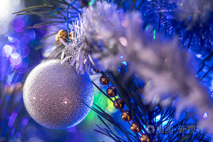 圣诞树上装饰着玩具和闪闪发光的东西在蓝色的背景下trend2020