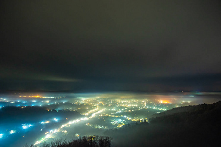 雾中的乌克兰城市夜景图片