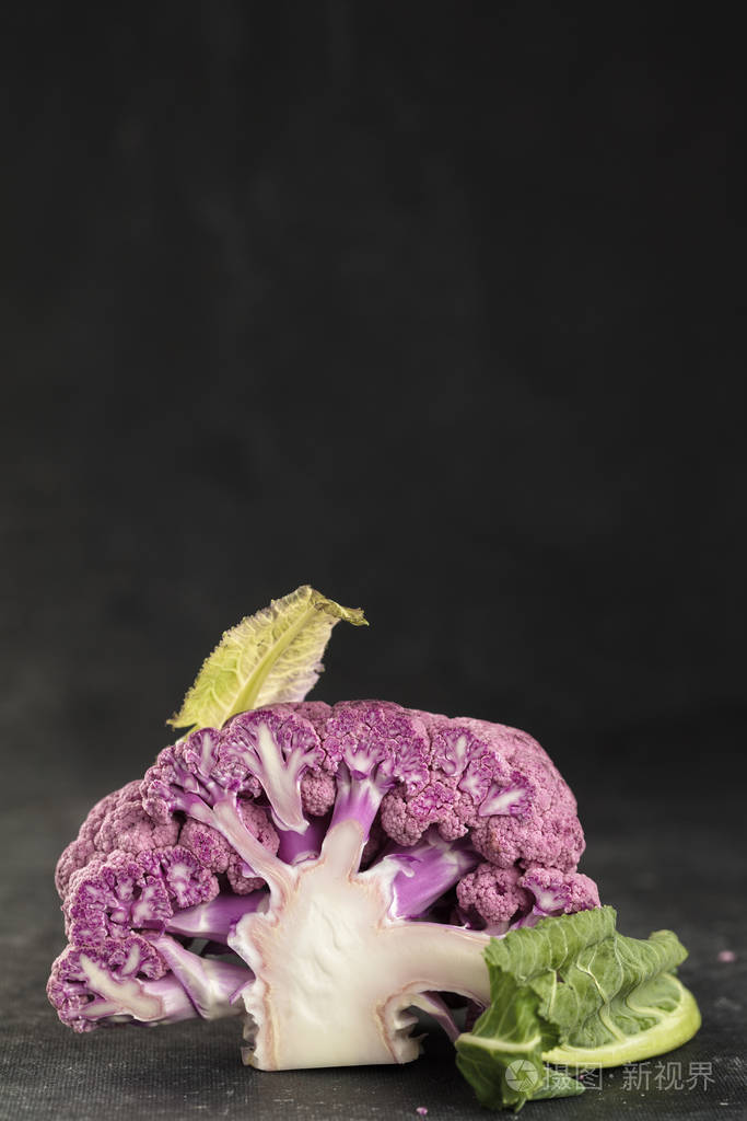 crosscutoffreshpurplecauliflowerondarkbackgroundverti