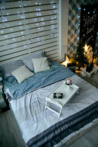 卧室有一张床，上面装饰着圣诞装饰品。