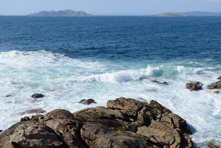 海浪拍打着海岸的石头美丽的海景