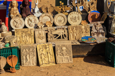 街头市场出售的各种埃及传统纪念品