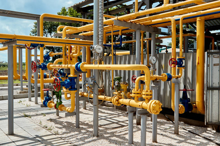 截止阀工厂加油站用煤气管道,截止阀和器具照片