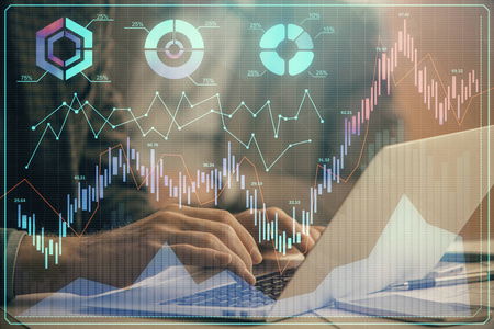 两次曝光市场图表，背景是人在电脑上工作。财务分析的概念。
