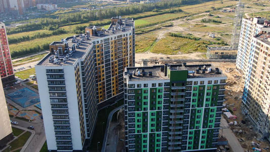 住宅建筑面积俯视图。运动。现代城市夏季居住区新彩高层建筑美丽区