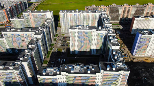 运动.附近建成区和居民区可见对比的俯视图照片