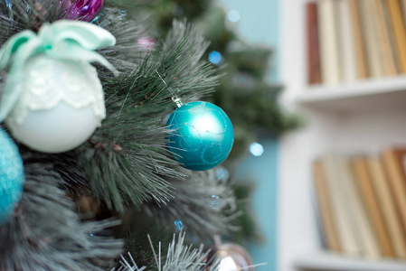圣诞树树枝球装饰新年与博克灯背景。