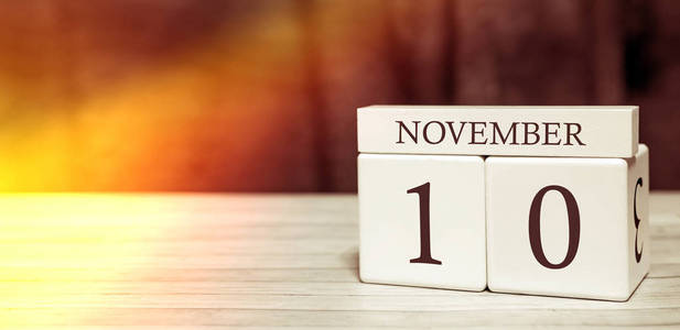 日历提醒事件概念。11月和11月10日的木方。