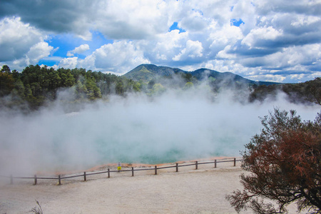 新西兰北岛罗托鲁瓦附近的WaiOTapu Thermal Wonderland的彩色香槟池