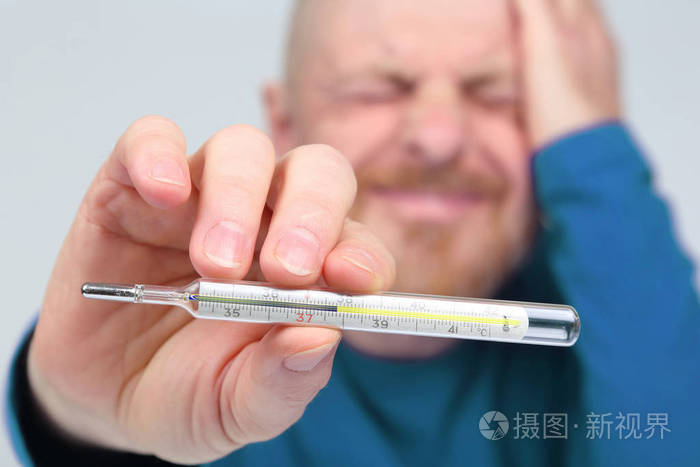 一个人展示了一个体温很高的温度计