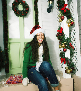 快乐的年轻真正的美国女孩在家里装饰圣诞节